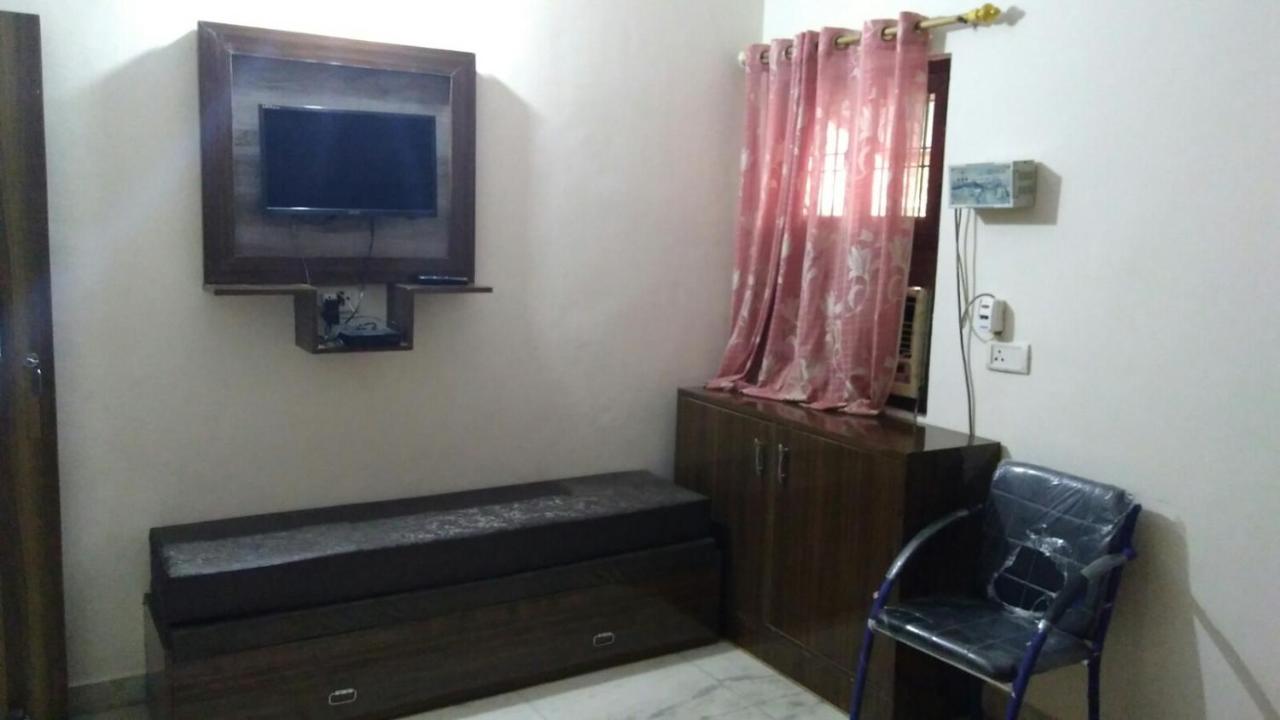 Basil Inn Home Stay Walking Distance From Taj Mahal Agra Agra  Buitenkant foto